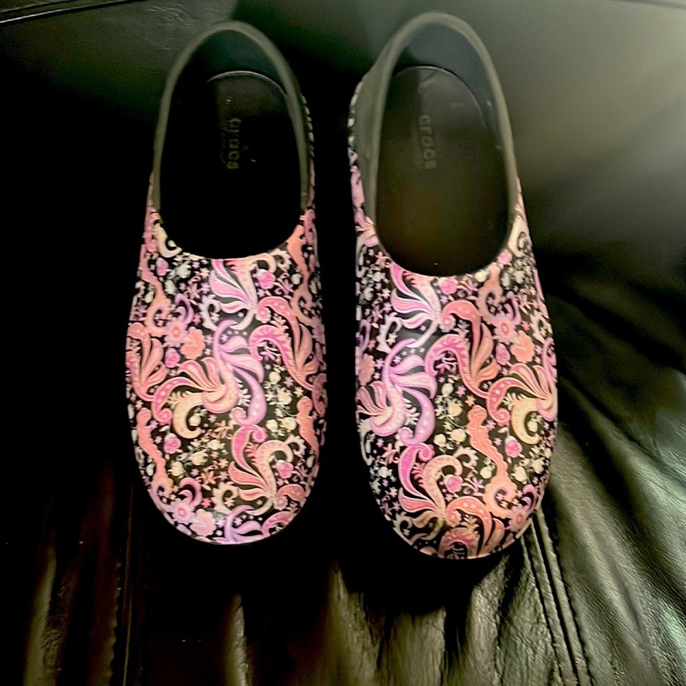 Size 7W Like new condition. Nursing Crocs Size 7W